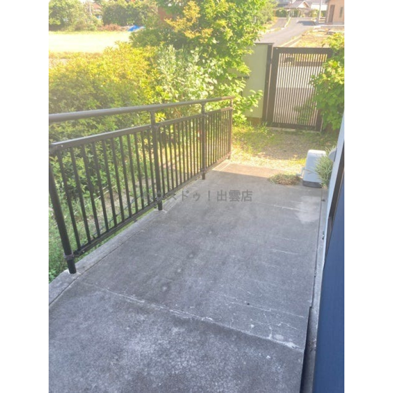 駐車場から1F洋室に繋がるスロープです。 2733808