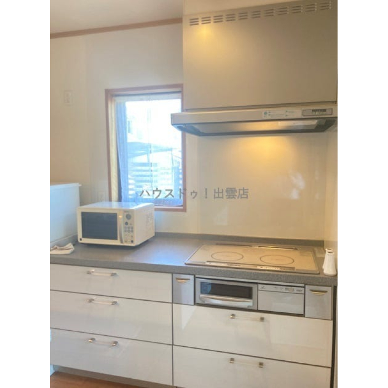 キッチンにも小窓があり明るいですね! 2733808
