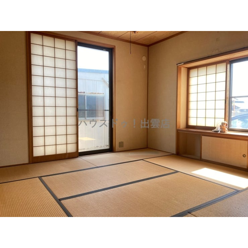 西側8畳の和室です。客間としておすすめ。タンス置場もあるので、日用使いの寝室としてもいいですね。 3405266