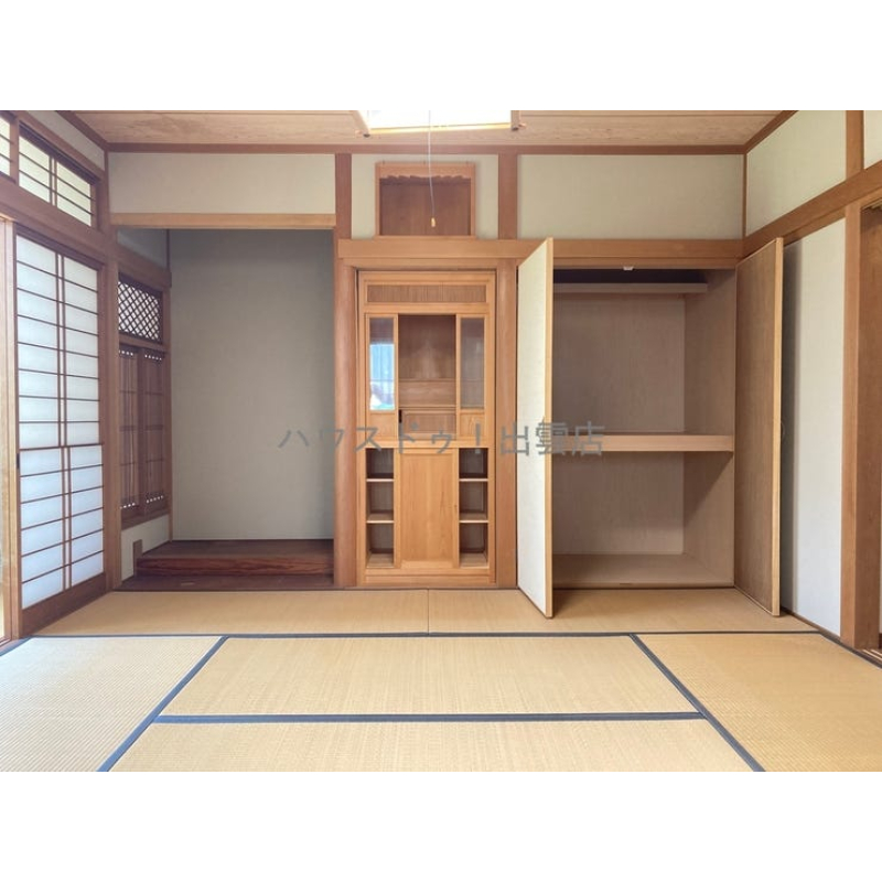 バルコニー下の和室です。床の間・仏間・神棚・押入があります。南側には縁側があり、明るいお部屋です。 3405266