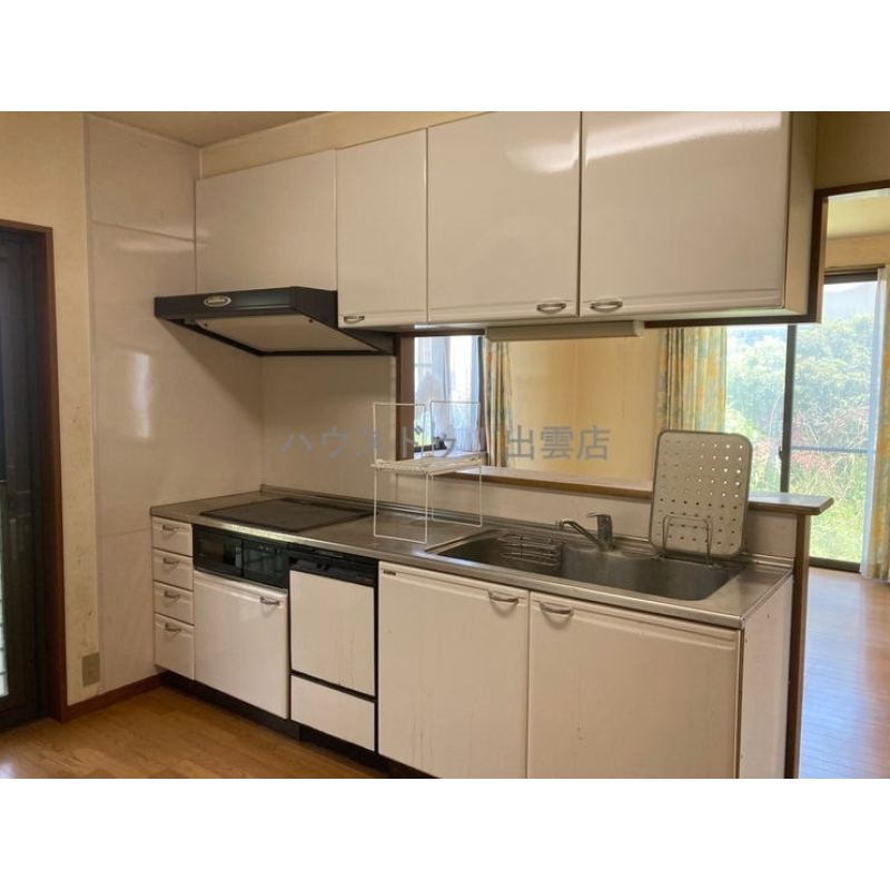 食洗機付きのシステムキッチンです。IHクッキングヒーターです。吊戸棚付きで収納もたっぷりです。 3405266