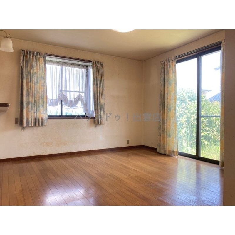 南側と東側に窓があるので日当たりの良いお部屋です。南側の窓からは庭が望めます。 3405266