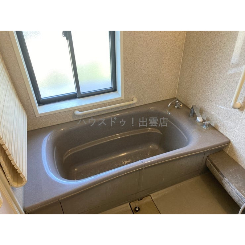 グレーの浴槽です。手すりが付いているのでお子様やご年配の方も使いやすいですね。窓付きなので換気もしやすい。入浴時に少し窓を開けると気持ちよさそうですね。 3405266