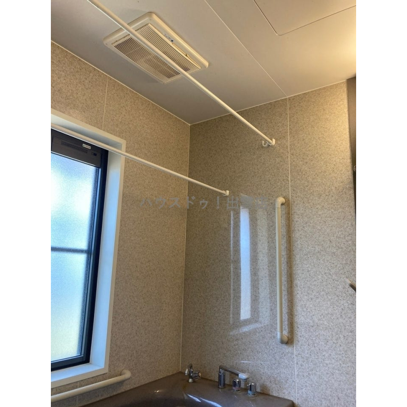 浴室には浴室乾燥機が付いています。冬や雨の日、花粉の季節などのお洗濯に重宝しますね。 3405266