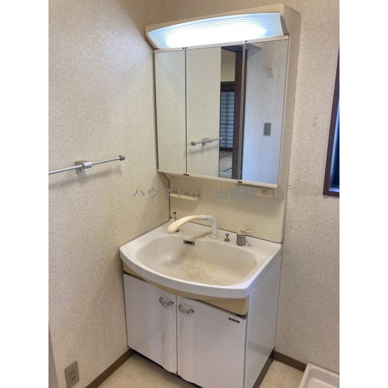 洗面台は三面鏡タイプ。鏡裏にもボウル下にも収納があります。収納スペースが隠れるのですっきり片付きそう。 3405266