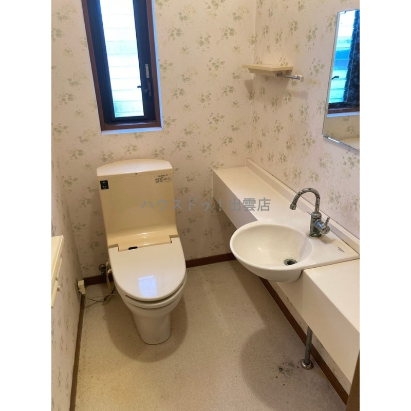 手洗い器が別になっていて鏡もあるトイレです。カウンターがあるので、カウンター下などにサニタリー用品・お掃除用具などを置いておいても隠しやすいですね。 3405266