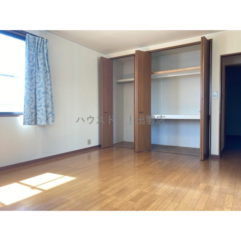 2階西側の10帖の洋室です。クローゼットも十分なスペースがあり、服もたっぷりしまえますね。3面に窓があるので、明るく日当たりの良い広々としたお部屋です。 3405266