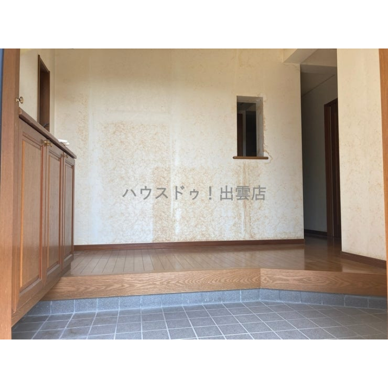 作り付けの下駄箱があります。傘立てを置いても、ベビーカーも入れられる広さがある玄関です。 3405266