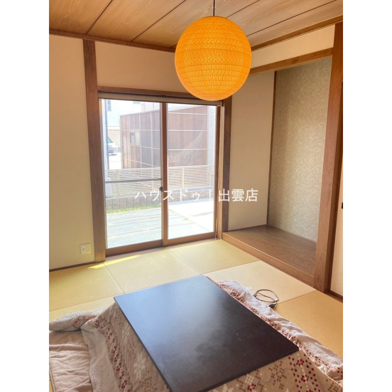 1階の6帖和室です。和室にぴったりのおしゃれな照明が目を引きますね! 4224792