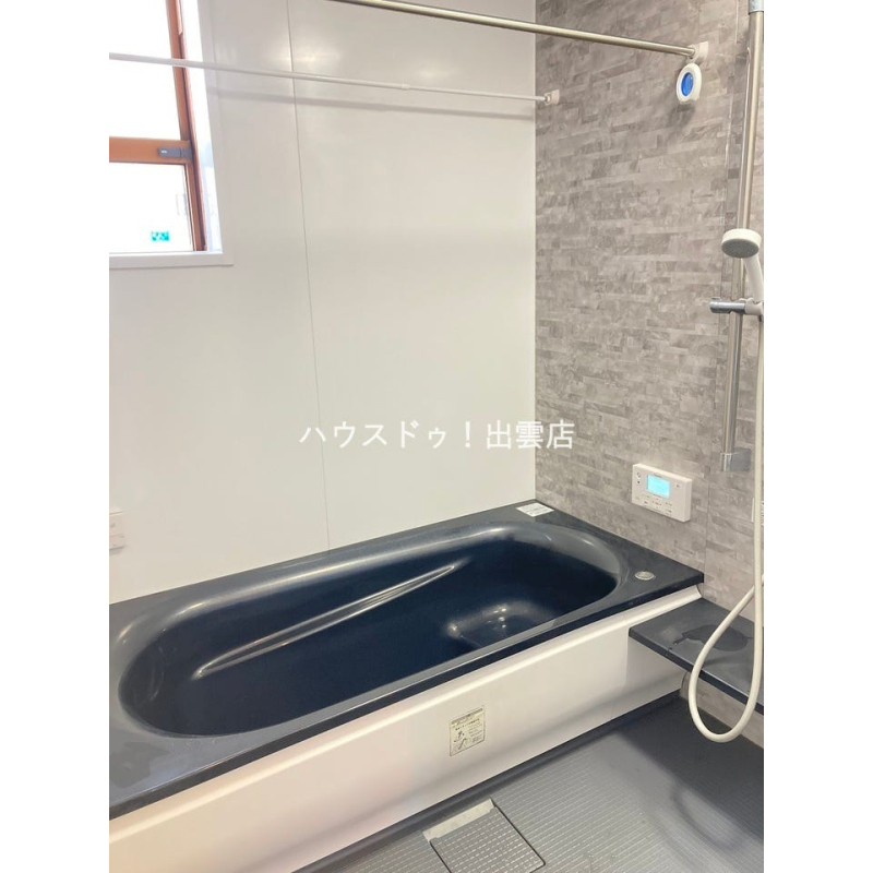 浴室暖房乾燥機付きの浴室。足がゆったり延ばせる半身浴タイプの浴槽で、まったり、くつろぎの時間を。 4224792