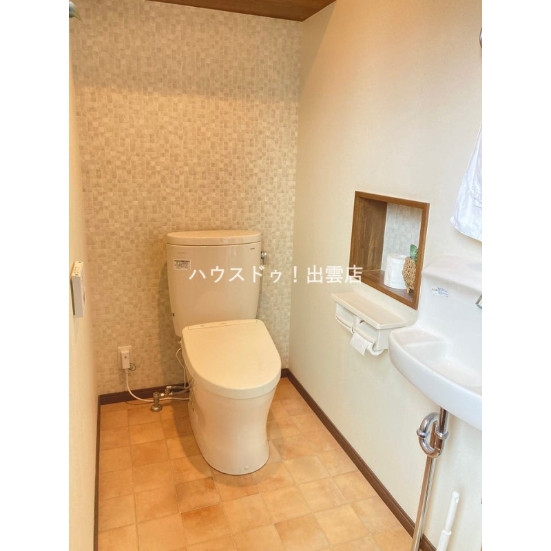 洗浄機能付きのトイレ。お部屋が少し広めなので、お掃除しやすい。ちょっとした小物置きのスペースがおしゃれ。 4224792