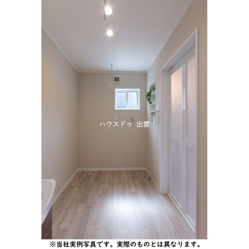 洗面脱衣室は約3帖。物干し金具付きで、洗う・干す・取込むが一か所完結!ウォークインクローゼットにつながっているのでしまうまでが一直線! 4462914