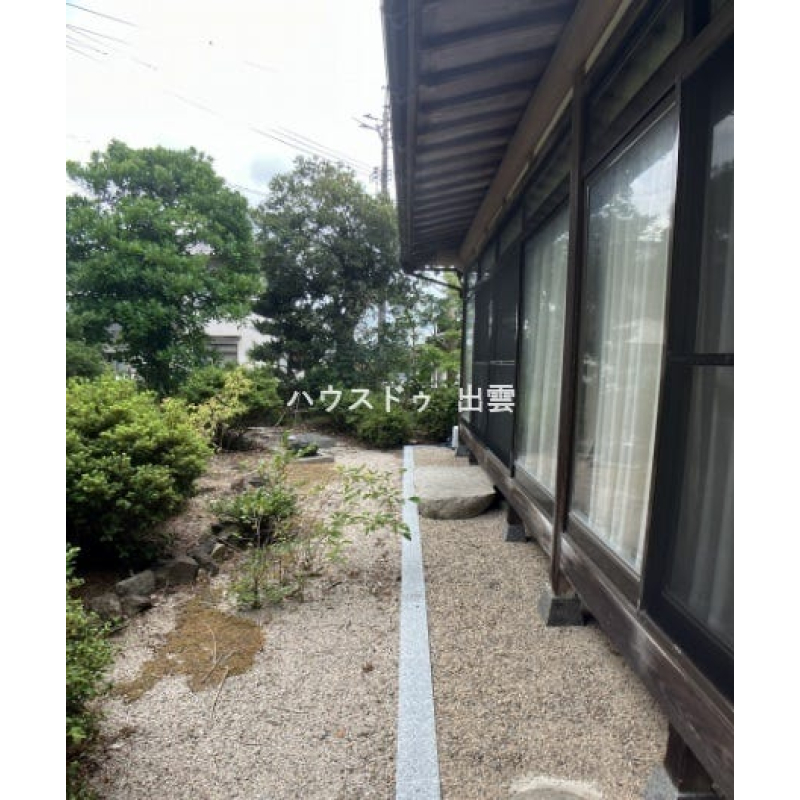 縁側からきれいな庭が見えるのでゆったりとした時間が過ごせますね。 4466319