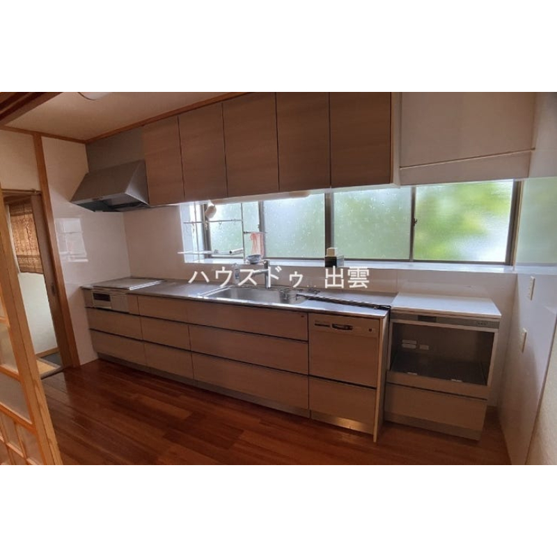 システムキッチンが付いています。吊戸棚があるので収納もたくさんできます。 4466319