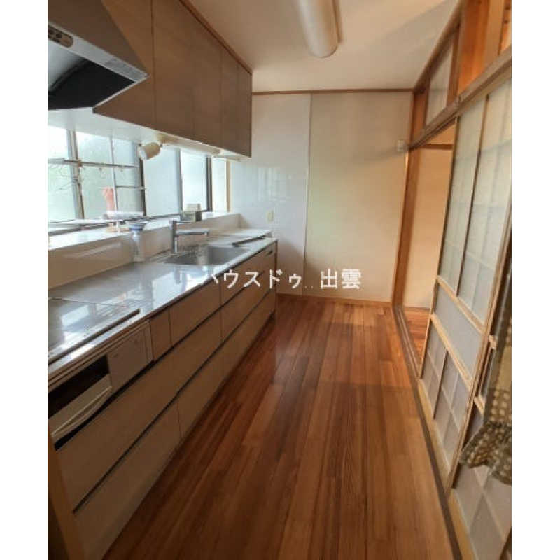 日当たりも良いですし、換気もできます。料理するところと食べるところが戸で区切れるので油などが飛ばずに部屋がきれいに使えます。 4466319