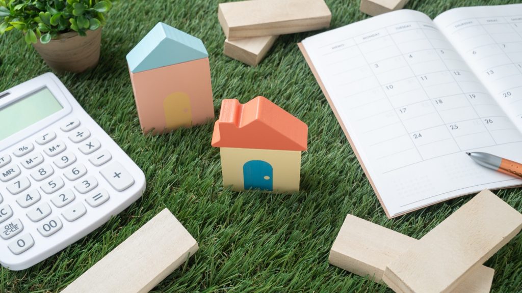 住宅模型と電卓、スケジュール帳のイメージ