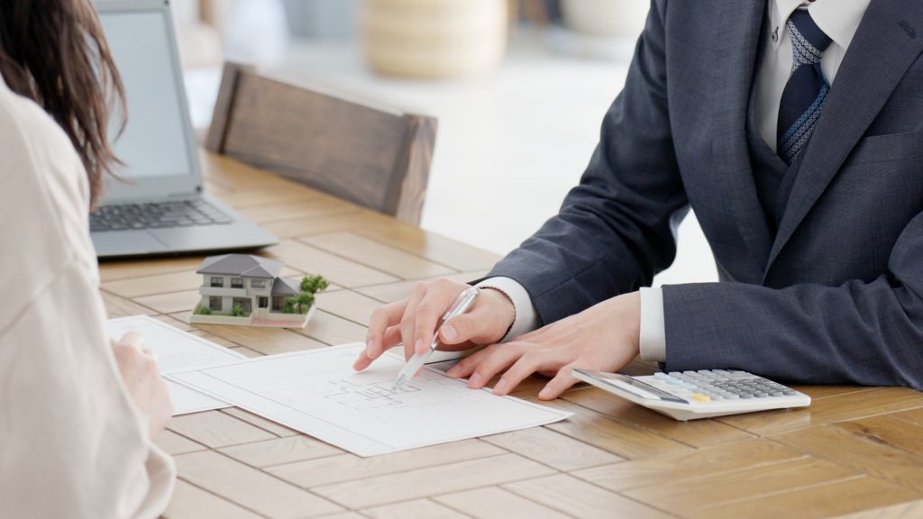 不動産売買の流れを説明する専門家