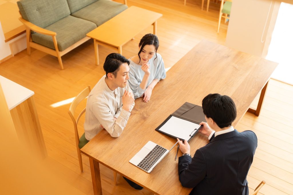 不動産の専門家に質問する夫婦