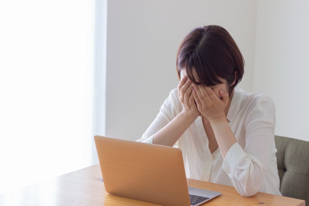 失敗を悔やむ女性