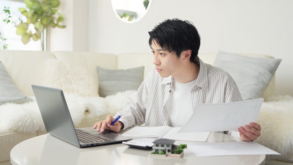 住宅に関する計画を立てる男性