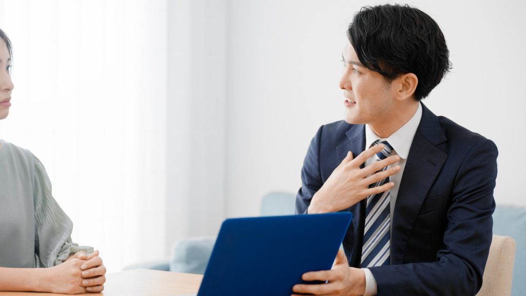 不動産会社のスタッフと顧客