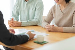 不動産の専門家と顧客