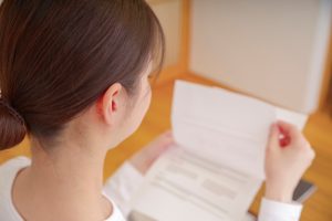 書類を見つめる女性