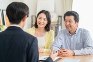 不動産会社社員と打ち合わせをする顧客
