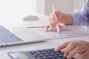 確定申告の書類を記入している女性