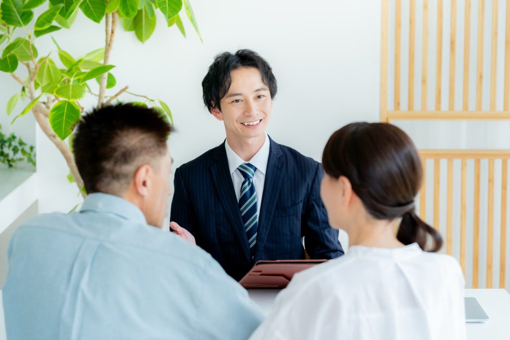 不動産について解説するスタッフと顧客
