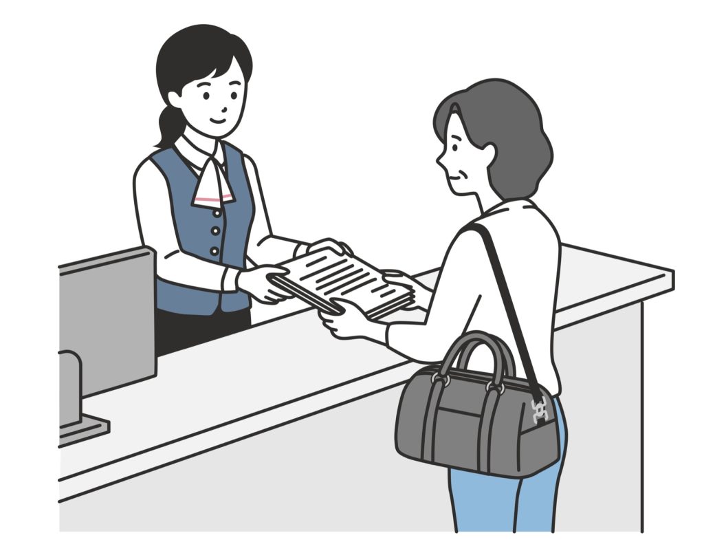 窓口で書類を提出する女性
